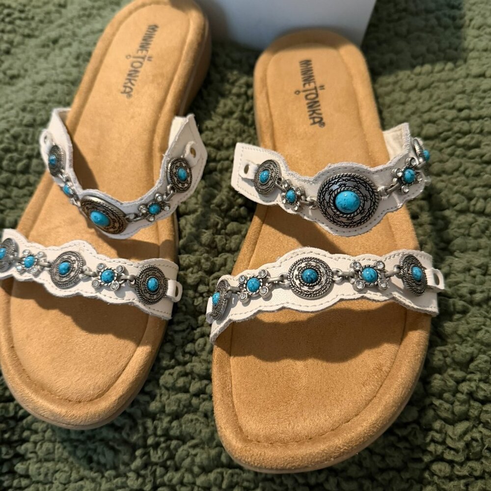 Minnetonka Sandals White Turquouise Silver Size 8